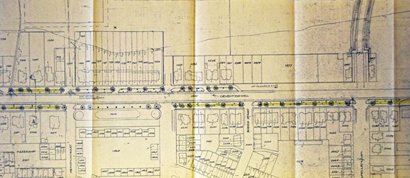 <p>Detail van het plan uit 1954 om meerdere bomen te rooien om ruimte te maken voor parkeervakken langs de ventwegen (Regionaal Archief Zutphen). </p>
